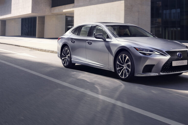 Modèle Lexus qui roule dans la ville