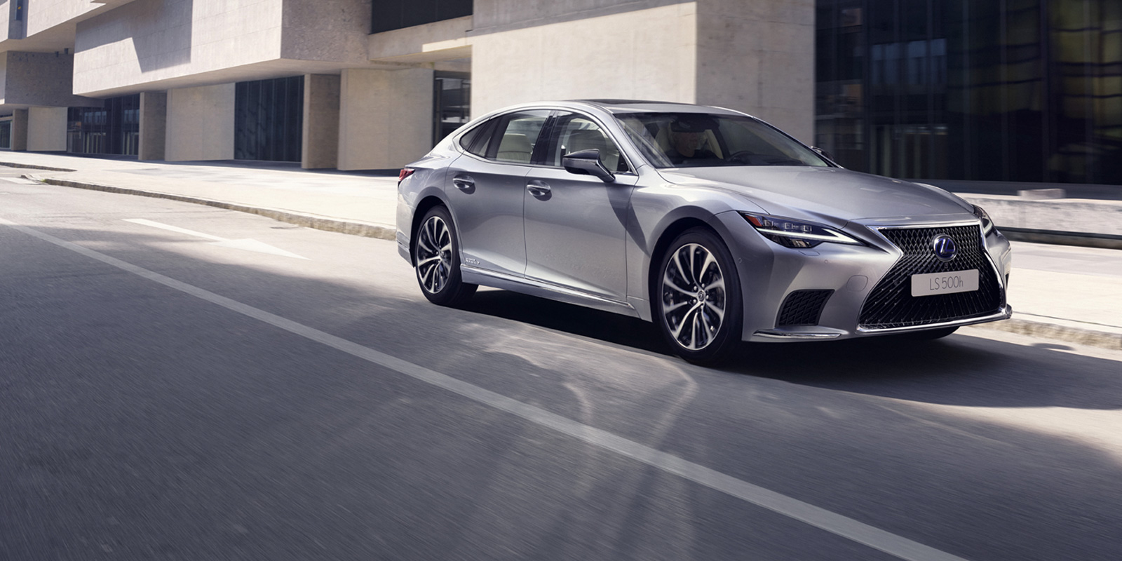 LexusNamur-Vehicule_Stock-header Modèle Lexus qui roule dans la ville