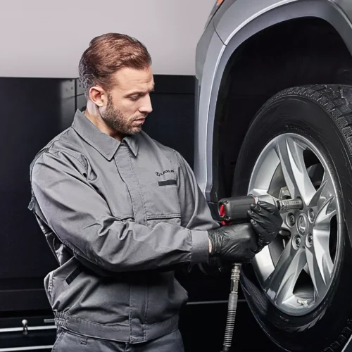 Homme qui change un pneu Lexus