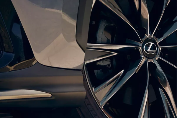 Pneu d'un véhicule Lexus à l'arrêt
