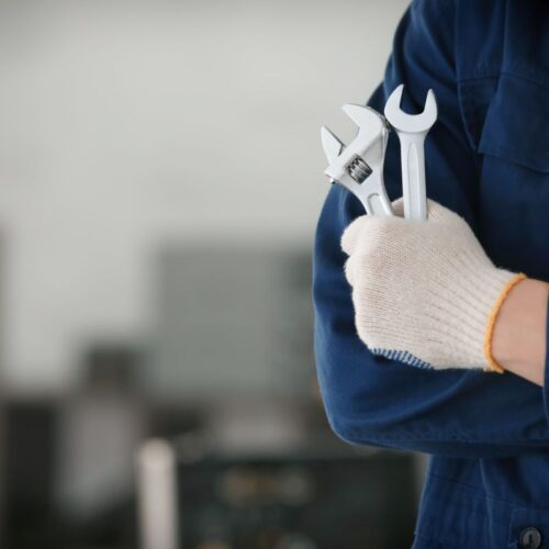 Mécanicien avec outils dans la main prêt à faire un entretien de voiture