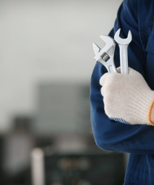 Mécanicien avec outils dans la main prêt à faire un entretien de voiture