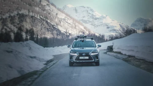 Voiture Lexus NX dans un paysage enneigé