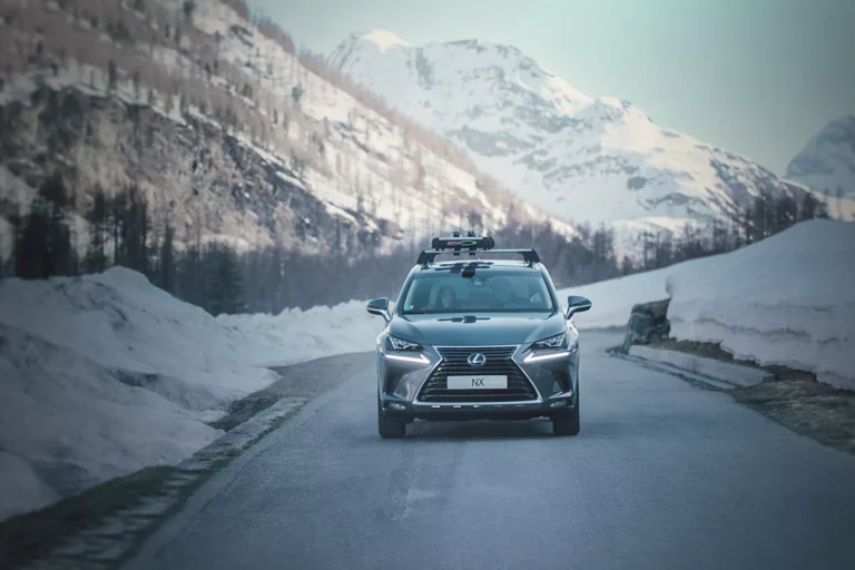 Voiture Lexus NX dans un paysage enneigé