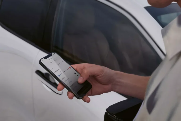 Main tenant un smartphone avec l'application Lexus