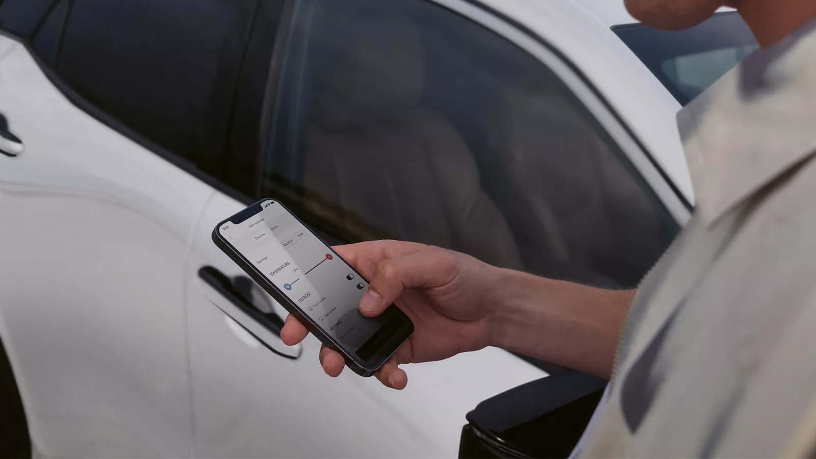 2024-lexus-lbx-technology-lexus-link-1920×1080-270926 Main tenant un smartphone avec l'application Lexus