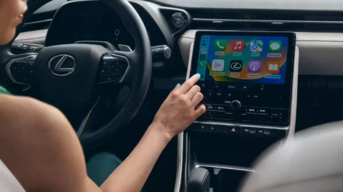 Femme utilisant l'écran tactile d'une Lexus