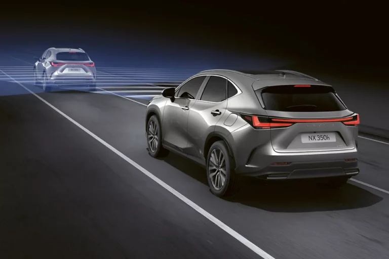 2 Lexus qui se suivent à une distance de sécurité raisonnable