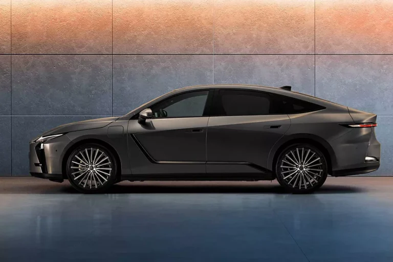 LEXUS ES vue de côté