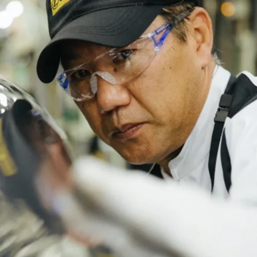 Vue rapprochée d'un Artisan Takumi travaillant sur une Lexus