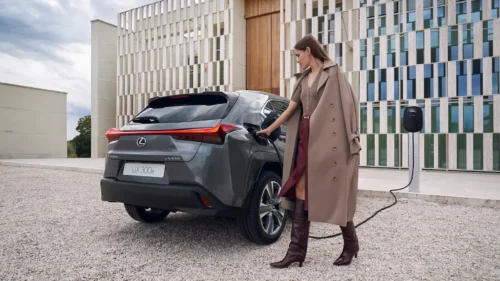 une dame qui branche la prise sur une Lexus UX 300e