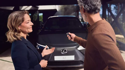 une vendeuse qui présente la Lexus RZ