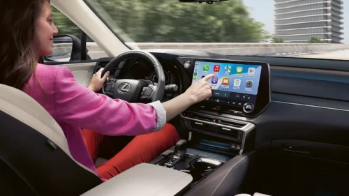 une dame dans une Lexus qui manipule l'ecran d'info-divertissement