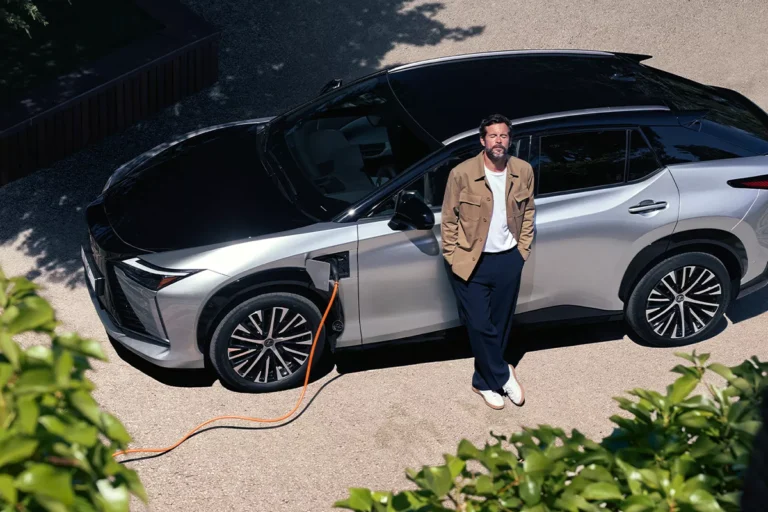 Homme attendant que sa voiture Lexus recharge