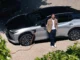 Homme attendant que sa voiture Lexus recharge
