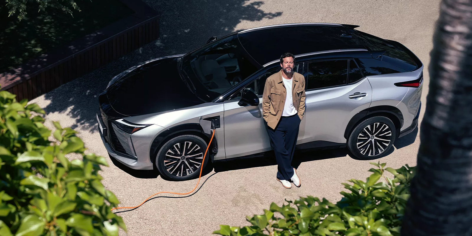 homme-attente-recharge Homme attendant que sa voiture Lexus recharge