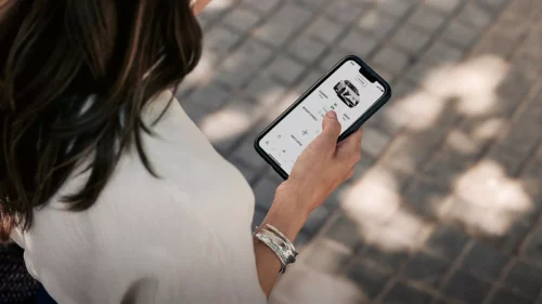 Femme consultant l'application de recharge sur son smartphone